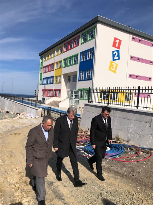 Kaymakam Erkan Karahan Şahincili Mahallesinde ve Karşıyaka Mahallesinde yapılan okul inşaatlarını inceledi.